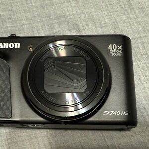 Canon SX740 HS Compact Black Camera Like New